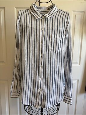 Women’s  Cotton long sleeve button up collared shirt. Medium